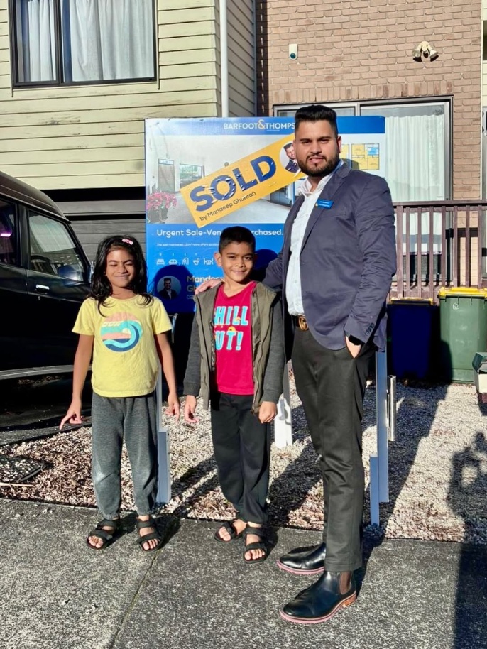 Mandeep Ghuman with happy vendors after successful sale